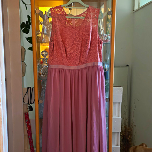 Dress tells pink lace - ",